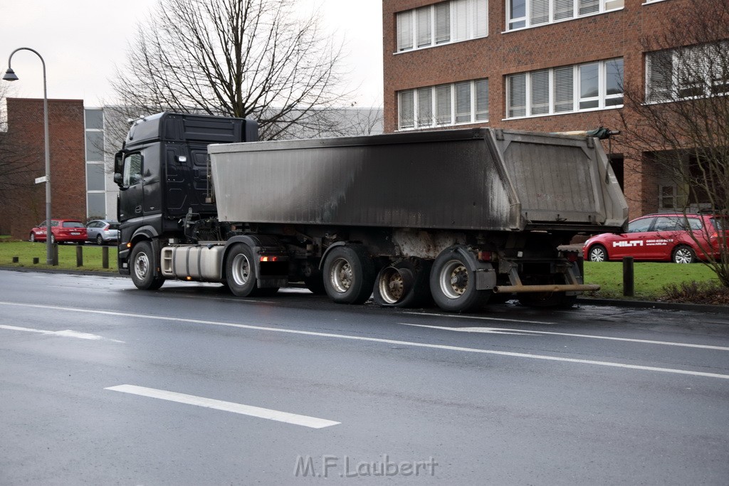 Auto 1 Reifenbrand LKW Koeln Porz Gremberghoven Ratherstr P05.JPG - Miklos Laubert